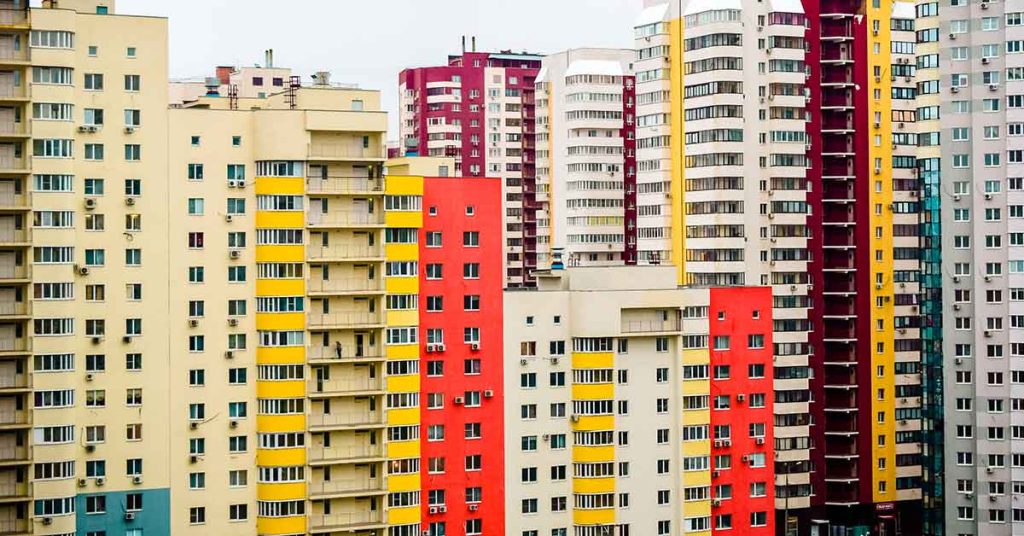 Hochhäuser mit roten und gelben Fassaden - Hausverwaltung mit digitalen Tools