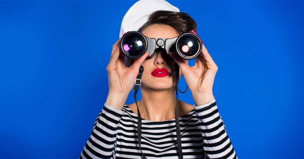 Eine Frau, welche die Zukunft mit dem Fernglas sucht, zum Thema Zinsen