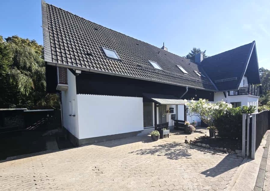 Hausansicht mit Stellplatz